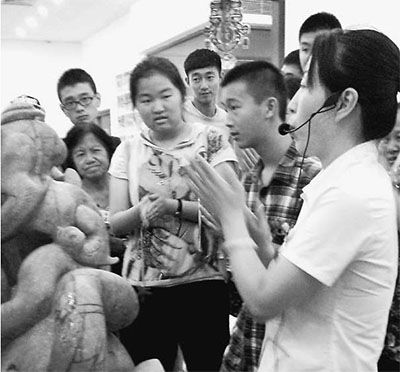 圖為在“玉器博物館”，導(dǎo)購員正在推銷。　本報記者 蔣云龍攝 
