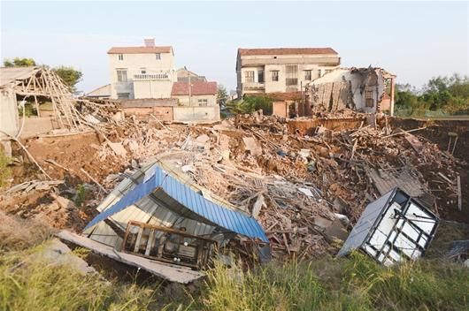 江夏區法泗鎮發生地陷,兩棟民房垮塌。 江夏區法泗鎮發生地陷,兩棟民房垮塌。