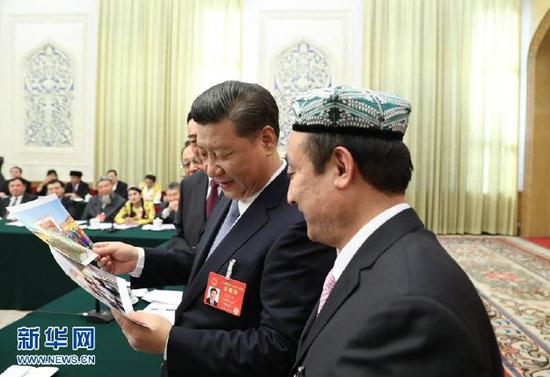 習近平參加新疆代表團審議。新華社記者 馬占成 攝